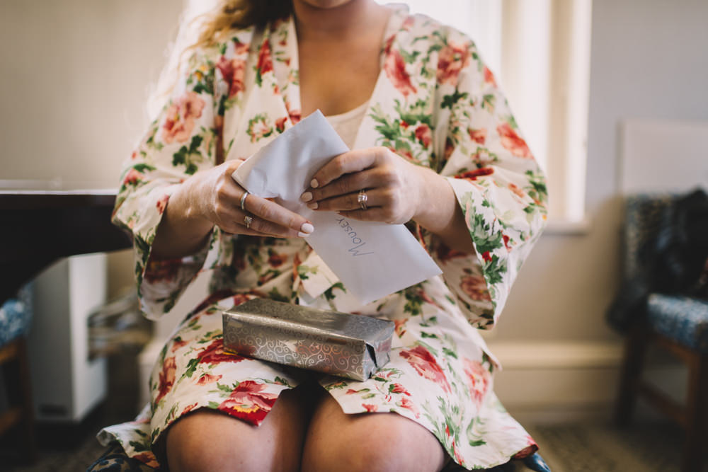 columbus ohio bride opening a letter from her groom