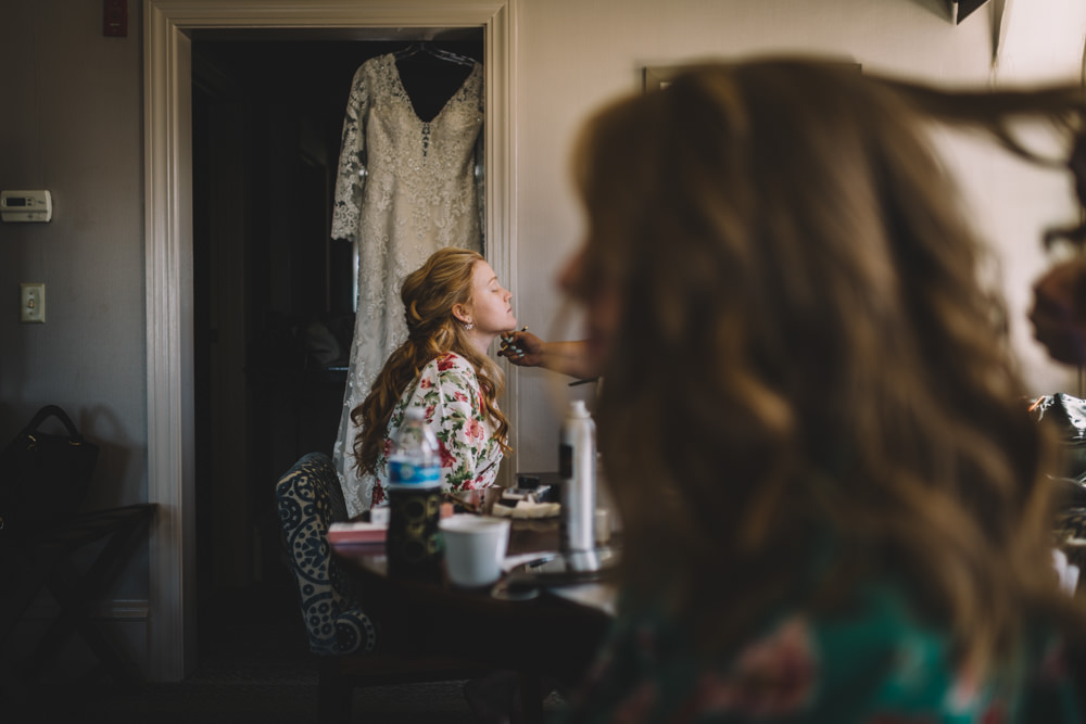 ohio bride getting her makeup done