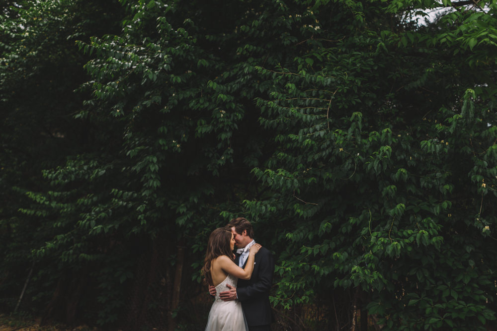 ohio wedding couple kissing each other